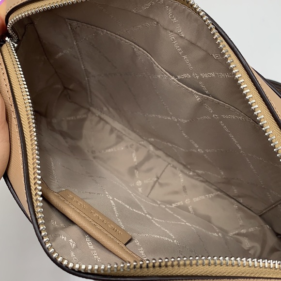 MICHAEL KORS LARGE EAST WEST CROSSBODY CAMEL COLOR - Picture 10 of 15